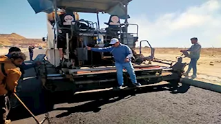 جنوب سيناء تواصل التطوير.. رصف طريق الحيين وصيانة أعمدة الإنارة (صور)