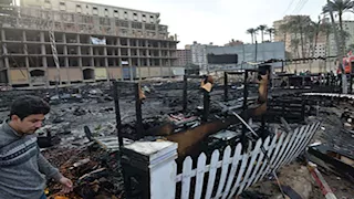 بالصور- محافظ الدقهلية يتفقد موقع حريق خيمة رمضانية أمام بوابة توشكي