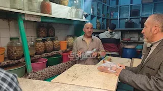 منذ عهد الملكية.. قصة أقدم معمل للمخلل البلدي بالفيوم (فيديو وصور)