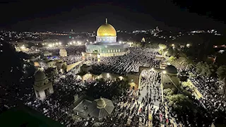 50 ألف فلسطيني يؤدون صلاتي العشاء والتراويح في المسجد الأقصى