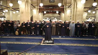 قانتين لله.. آلاف المصلين يؤدون العشاء والتراويح في الجامع الأزهر