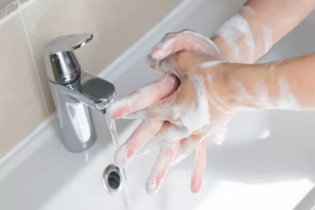 طبيب يكشف مفاجأة: النظافة الوسواسية قد ترفع معدلات الأمراض المناعية