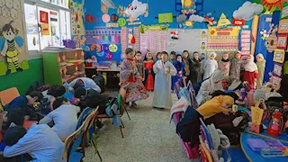 المسحراتي والتنورة وبائع الكنافة.. أطفال «الكجي» في جنوب سيناء يحتفلون برمضان