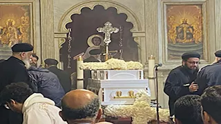بالصور- الإسكندرية تودع القمص تادرس عطية الله بالكاتدرائية المرقسية