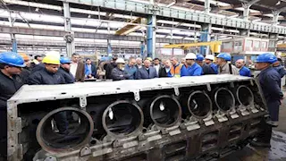 كامل الوزير يتفقد ورش إيرماس لعمرة وصيانة جرارات السكك الحديدية