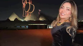 بإطلالة ساحرة.. ليلى علوي تتألق بفستان مخملي أسود