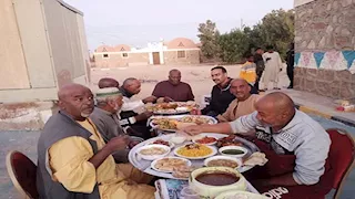 موائد الشوارع وأكلات الأجداد.. هكذا يستقبل النوبيون رمضان (صور)