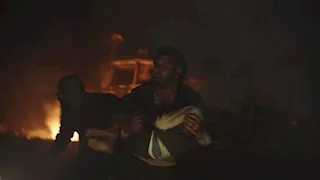 "ملابس باهتة وجروح مفتوحة"..  هكذا صَنع فريق "صحاب الأرض" واقع حرب غزة