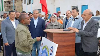 محافظ السويس يتفقد معدات الأحياء ويوجه بتدريب السائقين والفنيين (صور)