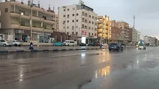 بالصور- شوارع السويس تتحول لبرك مياه بسبب الأمطار