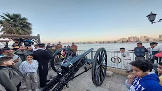 قبل الإفطار بلحظات.. تجمع الأهالي حول مدفع رمضان بسوهاج (فيديو وصور)