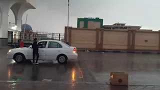 رغم الأمطار.. طفل يوزع العصائر على الصائمين بالسويس (صور)