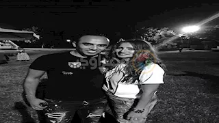 بالصور.. انهيار الفنانة زينة في جنازة شقيقها