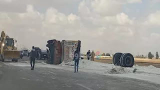 رفع أثار حادث انقلاب شاحنة على سيارة ملاكي في السويس 