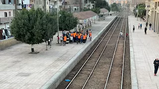 شباب بالمنوفية يوزعون وجبات الإفطار على ركاب قطار "القاهرة - طنطا" -فيديو وصور