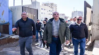 موقف جديد ورصف شوارع.. تفاصيل جولة محافظ الإسكندرية بحي العجمي- صور