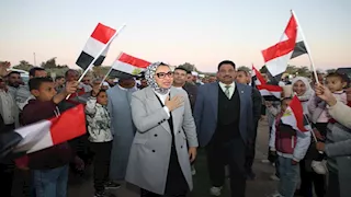 محافظ الوادي الجديد تشارك أهالي قرى الشركة بالخارجة الإفطار الرمضاني