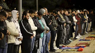 الأزهر للفتوى يحسم حكم القراءة من المصحف في صلاة التراويح والتهجد