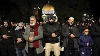 صور| 40 ألف فلسطيني يؤدون صلاتي العشاء والتراويح في الأقصى