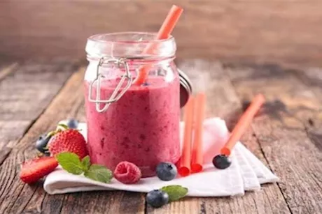 عصير الفراولة باللبن.. طبيب يوضح فوائد تناوله على الإفطار