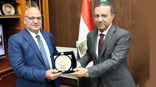 محافظ المنوفية يكرم مدير الزراعة السابق بعد نقله للبحيرة