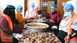 "مطبخ المصرية بإيد بناتها".. تمكين اقتصادي يطعم الأسر الأولى بالرعاية في البحيرة - صور