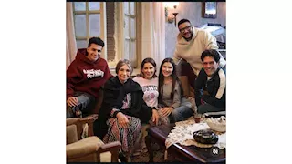 "منكم لله عيلة".. أحمد مجدي ينشر صورة من كواليس "الست موناليزا" 