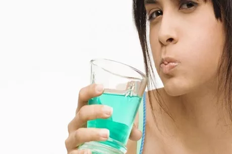 الفرشاة والمعجون.. هل المضمضة تغني عن استخدامهما؟