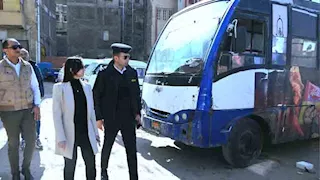 بالصور- محافظ البحيرة تفاجئ ركاب حافلة بدمنهور وتخفض التعريفة 