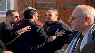 بالصور.. محمد سامي في جنازة والد مي عمر