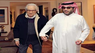 تركي آل الشيخ يزور فاروق حسني ويقبل رأسه (صور)