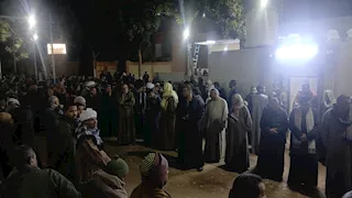 أهالي نجع حمادي بقنا يشيعون جثمان شيخ الإذاعيين فهمي عمر -صور وفيديو