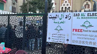 بعد أن أطلقته "الأوقاف".. "زاد آل البيت" توزع ٣ آلاف وجبة  بالحسين والسيدة زينب يوميًا