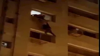 على طريقة "سوبرمان".. لص يثير الذعر والجدل  بالمعادي