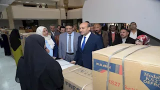 بالصورـ محافظ أسيوط يوزع أجهزة عرائس وكراسي كهربائية للأسر الأولى بالرعاية