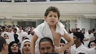 طفل مصري يبهر المعتمرين بصوته الشجي في الدعاء بين الصفا والمروة
