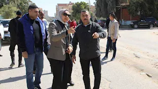 محافظ الوادي الجديد تتابع مشروعات رصف الطرق وتطوير وحدة المعدات بالخارجة