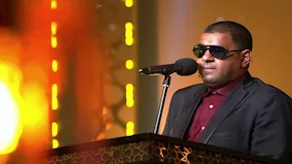 مستعيناً بجهاز برايل.. نجم "دولة التلاوة" يبدع في صلاة التراويح بجامع مصر الكبير 