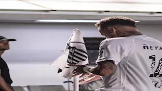 نيمار يثير الجدل بشأن منافسه: "وقح ووعدني بكسر ساقي"