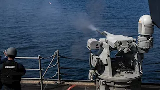 المركزية الأمريكية: المدمرة فرانك بيترسن أجرت تدريبات بالذخيرة الحية في بحر العرب