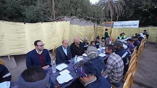  محافظ أسيوط يشارك عمال النظافة إفطارًا جماعيًا -صور