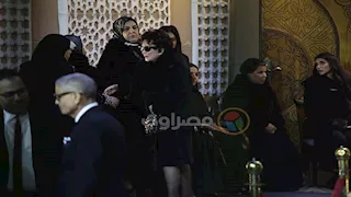لبلبة وعمرو يوسف وأروى جودة يواسون الفنانة مي عمر في عزاء والدها