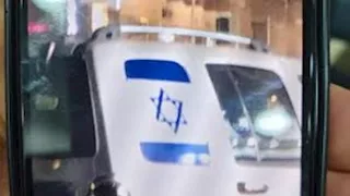 دهس مواطنين.. الأهالي يضبطون سائق "سيارة تحمل علم إسرائيل" في كرداسة (فيديو وصور) 