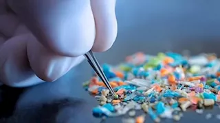 "سم خفي".. تحذير من جسيمات بلاستيكية تضر بالقلب والمناعة