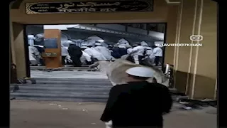 بقرة تنتظر صاحبها ساعة أمام مسجد في باكستان أثناء صلاة التروايح (فيديو)