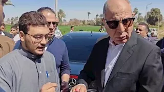 محافظ المنيا يوجه بحل مشكلة شاب والأخير يحتضنه