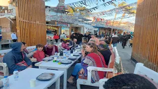 بطول 2 كيلو.. "دهب" تجمع العالم على أطول مائدة إفطار سياحية -صور