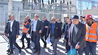 وزير الكهرباء ومحافظ الإسكندرية يشهدان إطلاق التيار الكهربائي بمحطة برج العرب -صور