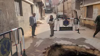 بالصور- هبوط أرضي مفاجئ في أحد شوارع مدينة ببا ببني سويف 