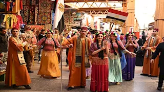 "14 فرقة عالمية".. كرنفال فني يشعل "السوق السياحي" بأسوان (صور)